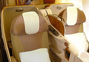 Archivo:Emirates Boeing 777 Business Class