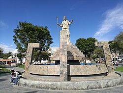Estàtua d'Atahualpa de la plaça de los Baños del Inca03.jpg