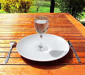 Archivo:Fasting 4-Fasting-a-glass-of-water-on-an-empty-plate