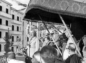 Archivo:Franco dando un discurso en Éibar en 1949