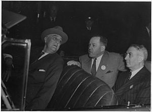 Archivo:Franklin D. Roosevelt, Nebraska Governor Dwight Griswold, and Glenn L. Martin in Omaha, Nebraska - NARA - 196756