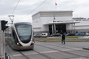 Archivo:Gare de Rabat-Ville and tram 2013