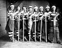 Archivo:Girls ice hockey team 1921