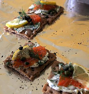 Archivo:Gravlax on crackers with pepper and lemon