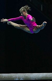 Archivo:Gymnast jumping on beam