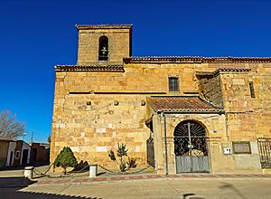 Archivo:Iglesia de Santiago Apostol en Espino de la Orbada vista lateral