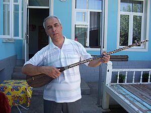 Archivo:Joueur de dutar ouzbek