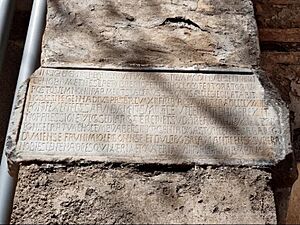 Archivo:Lápida de consagración de San Pedro de Montes (año 913)