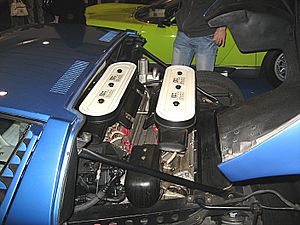 Archivo:Lamborghini Miura Engine-bay