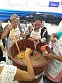 Las señoras preparando el popo