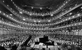 Archivo:Metropolitan Opera House, a concert by pianist Josef Hofmann - NARA 541890 - Edit