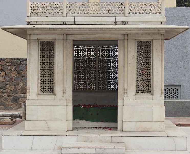 Mirza Ghalib's tomb 04