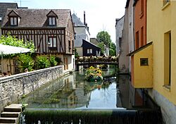 Montargis-canal-France.JPG