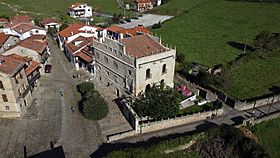 Palacio de Velarde, Santillana del Mar pan.jpg