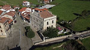 Archivo:Palacio de Velarde, Santillana del Mar pan