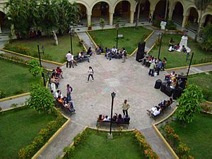 Archivo:Plaza central de la Universidad de Cartagena, sede San Agustín