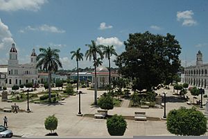 Archivo:Plaza de Armas de Manzanillo, Cuba, Oriente