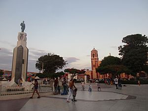 Archivo:Plaza de Armas de Monsefú