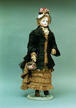 Archivo:Porcelain doll in period dress. France, 1877