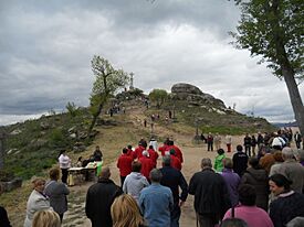Romería hacia la cruz monumental del monte de A Picaraña.jpg