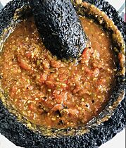 Salsa mexicana en molcajete