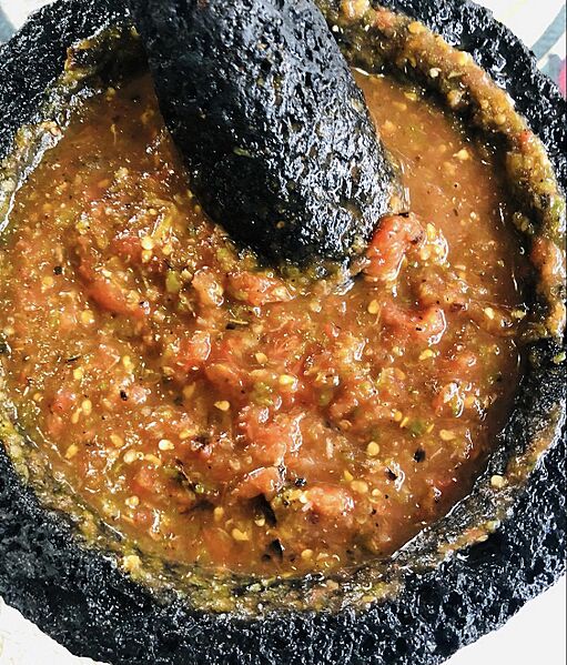 Salsa mexicana en molcajete