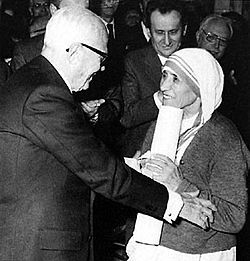 Archivo:Sandro Pertini e Madre Teresa di Calcutta