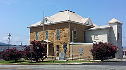 Searcy County Courthouse 001.jpg