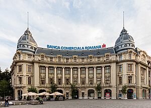 Archivo:Sede de la Banca Comercial Rumana, Bucarest, Rumanía, 2016-05-29, DD 76