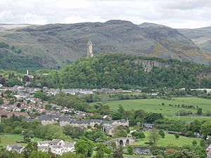 Archivo:Stirling with Wallace-Monument