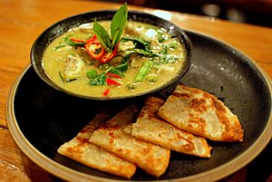 Archivo:Thai green chicken curry and roti