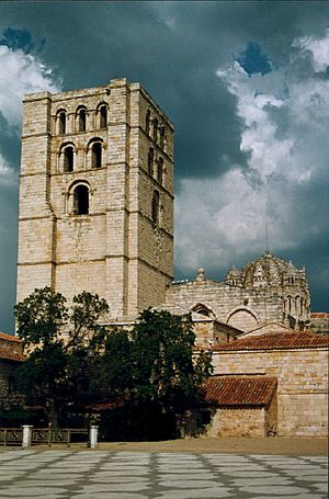 Archivo:Torre del Salvador en la Catedral de Zamora