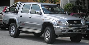 Archivo:Toyota Hilux (seventh generation, first facelift) (front), Serdang