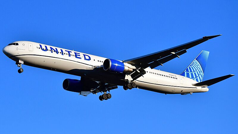United Airlines Boeing 767-424ER (53684045614)