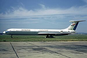 Archivo:United Arab Airlines Ilyushin Il-62 Volpati-1