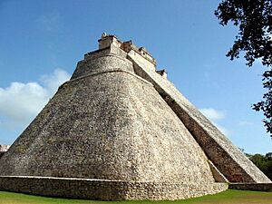 Archivo:Uxmal Pyramid of the Magician