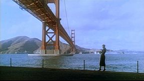 Archivo:Vertigo 1958 trailer Kim Novak at Golden Gate Bridge Fort Point