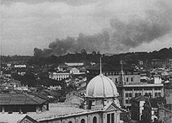 Archivo:View of Singapore with smoke in early 1942