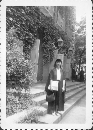 Archivo:Violet Archer on graduation day, Yale University
