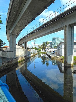 Archivo:Wagner Creek in Miami - 09 View of creek under Metrorail pylons from NW 11th Street bridge