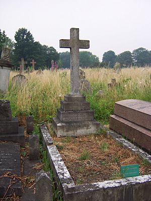 Archivo:Wilkie Collins -grave Kensal Green Cemetery-5July2006