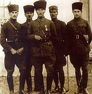 Archivo:Şükrü Ali, Salih, Mustafa Kemal, İsmail Hakkı and Muzaffer at Izmit