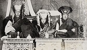 Archivo:07 Etter Tibetansk oppfatning er disse imidlertid ikke inkarnasjonen av Buddha, men av et eller annet berømt vesen en lama, en helt, en demon etc.