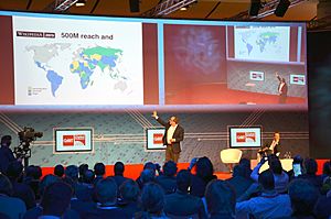 Archivo:2014-03-14 CeBIT Global Conferences, Jimmy Wales, Founder Wikipedia, (26) On stage showing the world for Wikipedia Zero (500 millions), while Brent Goff is still listening