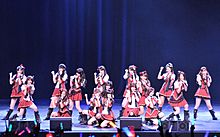Archivo:AKB48 members at the J!-ENT LIVE(cropped)