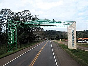 Archivo:Acceso a Itacurubí de la Cordillera por la antigua ruta PY02