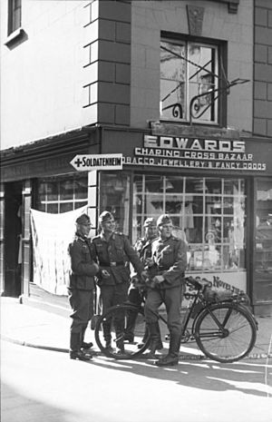 Archivo:Bundesarchiv Bild 101I-228-0326-34A, Guernsey - Jersey, Deutsche Soldaten