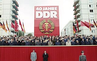 Archivo:Bundesarchiv Bild 183-1989-1007-402, Berlin, 40. Jahrestag DDR-Gründung, Ehrengäste