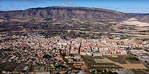 Archivo:Caudete con la Sierra Oliva al fondo