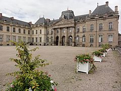 Château de Lunéville aile centrale et aile de l'armée, vue du parc